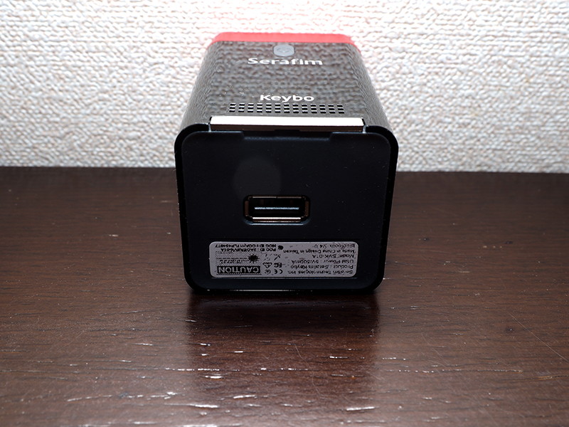 底面にはUSB出力口があり、モバイルバッテリーとして他の機器に電力を供給できる