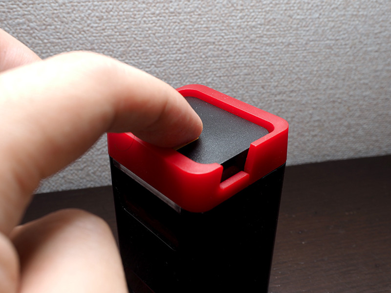 バネじかけになっている上面を押すと……