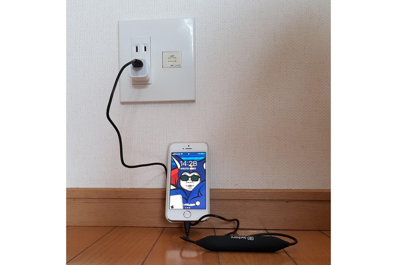 iPhoneに充電しながらケーブル内のファットなモバイルバッテリーにも自動充電