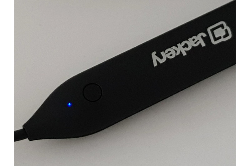 極めて小さな青いステータスLEDが充電状況を示す