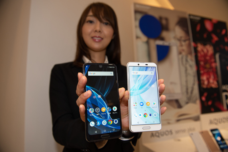 右が「AQUOS sense plus」、左は同時に発表された「AQUOS R2」