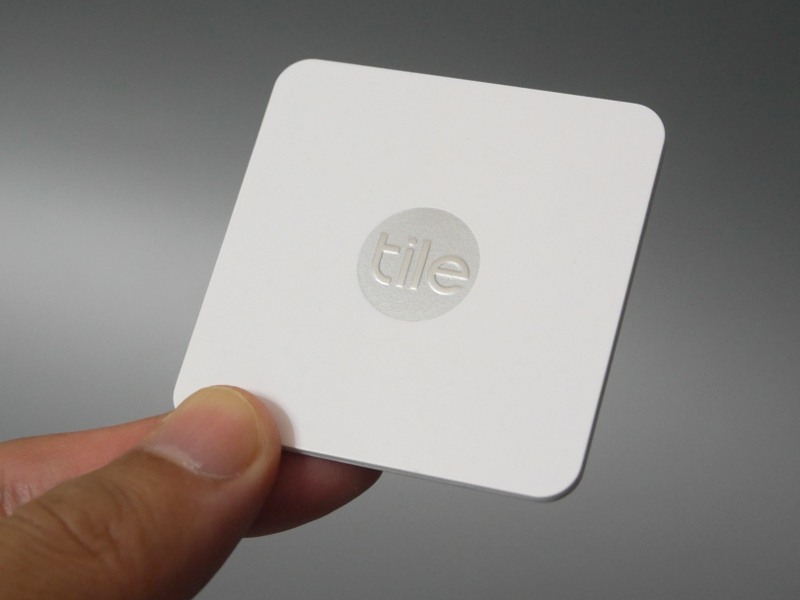 製品本体。ほぼ正方形サイズ。中央の「tile」ロゴの部分はボタンになっている