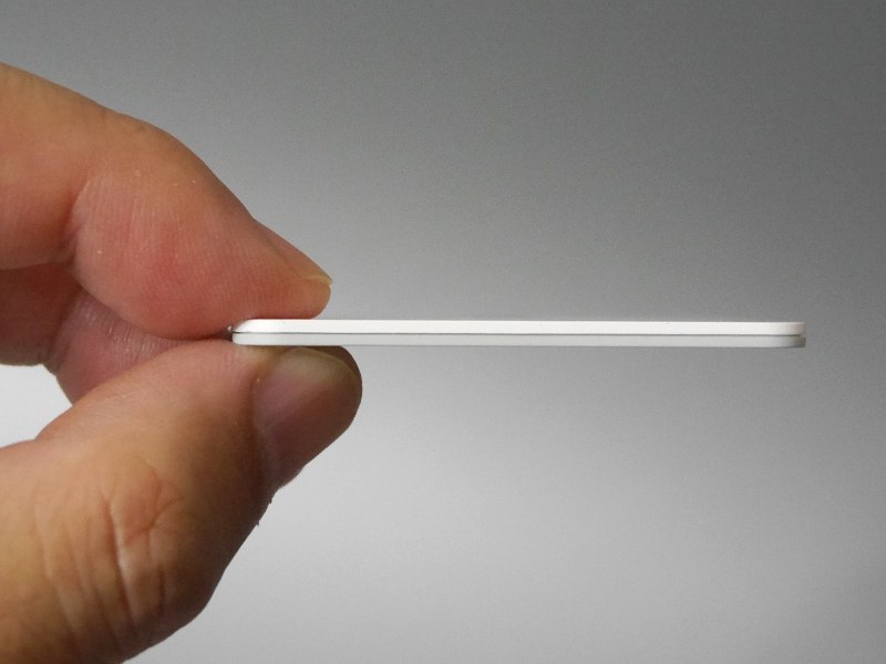 厚みは2mmと極薄。ちなみに本製品はこれまで何度かモデルチェンジしており、そのたびに薄くなっている