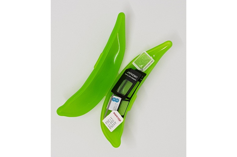 海外SIMやmicroSDカード、サイズ変換アダプターなどにも使えそうだったが、失くしそうで心配だ