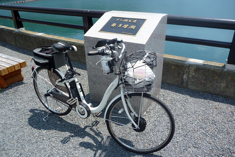 三洋電機の電動ハイブリッド自転車「eneloop bike CY-SPL226」で奥多摩湖までサイクリング（<a href="https://kaden.watch.impress.co.jp/docs/longreview/enebike10/371907.html" class="strong bn" target="_blank">レビュー記事</a>）。道中はトラックが多い道なので、バックミラーで後方確認しつつ走行しました。こういった実用車向けのバックミラーは大型で安定性もあって使いやすいです。