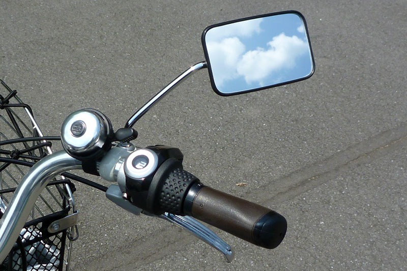 三洋電機の電動ハイブリッド自転車「eneloop bike CY-SPL226」で奥多摩湖までサイクリング（<a href="https://kaden.watch.impress.co.jp/docs/longreview/enebike10/371907.html" class="strong bn" target="_blank">レビュー記事</a>）。道中はトラックが多い道なので、バックミラーで後方確認しつつ走行しました。こういった実用車向けのバックミラーは大型で安定性もあって使いやすいです。