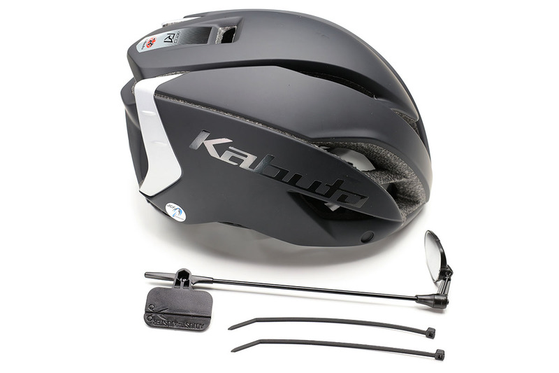 ミラーに付属する面ファスナーテープは使わずに、インシュロックのような結束バンドを使い、ミラー根元部分のプレートを直接ヘルメットに固定してしまいます。固定位置によっては、必要に応じてプレート部分をカット整形する必要があります（写真はカットしています/ハサミやカッターでカット可能）。巧い固定位置を見つけるのがポイントですが、それさえクリアできれば使用感はなかなか快適。ただ、結束バンドを締めすぎると、ヘルメット内側の発泡スチロールにバンドが食い込んで変形するのでご注意を。結束バンドではなく、輪ゴムなどを使って固定することも可能です（ただし日光による劣化から輪ゴムが突然プチッと切れたりしますが）。ちなみにこのヘルメットはKabutoの「AERO-R1」（<a href="http://www.ogkkabuto.co.jp/bicycle/products/cycling/aero_r1/aero_r1.html" class="strong bn" target="_blank">公式ページ</a>）。前方に専用バイザーを装着可能ですが、この位置にミラーを装着するとバイザーと干渉せず、バイザーを使用位置・収納位置にしても大丈夫です。