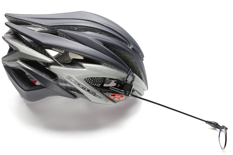 手持ちの自転車用ヘルメット全てにZEFAL「Z EYE」を固定しています。ミラーの棒部分はスチール素材で、関節部分は樹脂ですが、けっこう耐久性があるので壊れにくい感じ。やや強引に棒部分を曲げて、ミラーをより使いやすい位置にセットすることもできます。