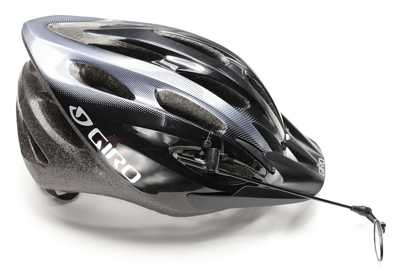 手持ちの自転車用ヘルメット全てにZEFAL「Z EYE」を固定しています。ミラーの棒部分はスチール素材で、関節部分は樹脂ですが、けっこう耐久性があるので壊れにくい感じ。やや強引に棒部分を曲げて、ミラーをより使いやすい位置にセットすることもできます。