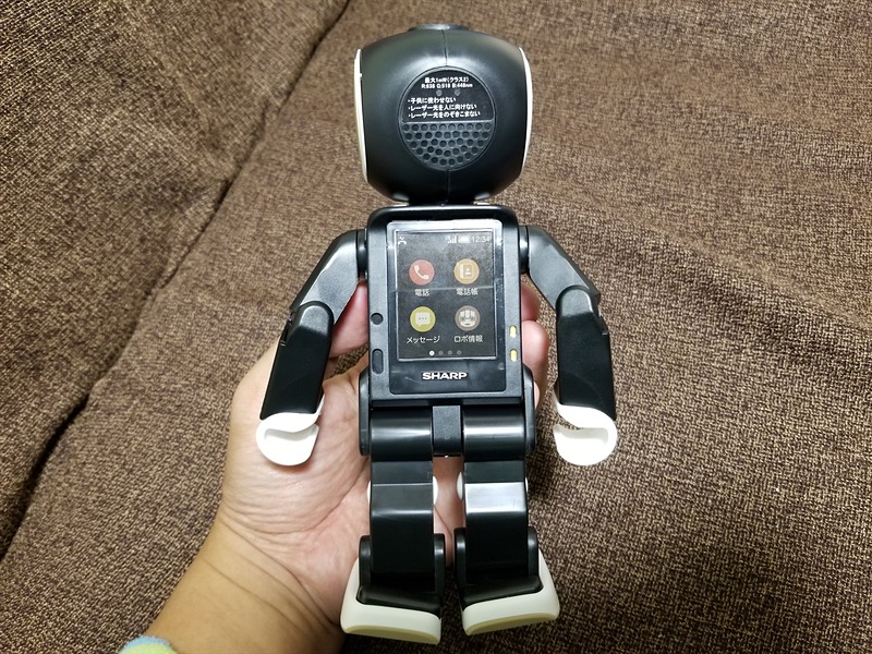 後頭部のシールを見てニヤリ