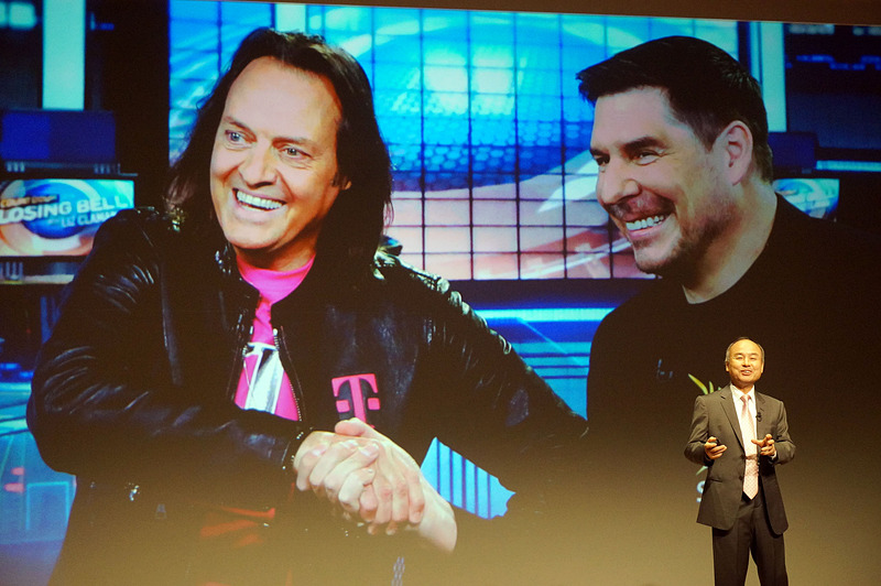 T-mobileとスプリントのトップが握手する場面を紹介