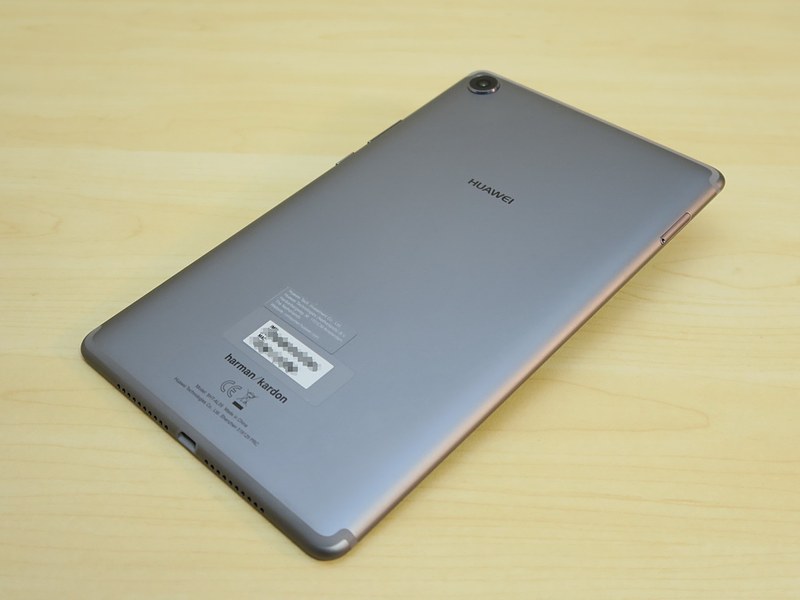 背面は上下のアンテナ内蔵部に樹脂パーツが使われているものの、すっきりとしたデザイン