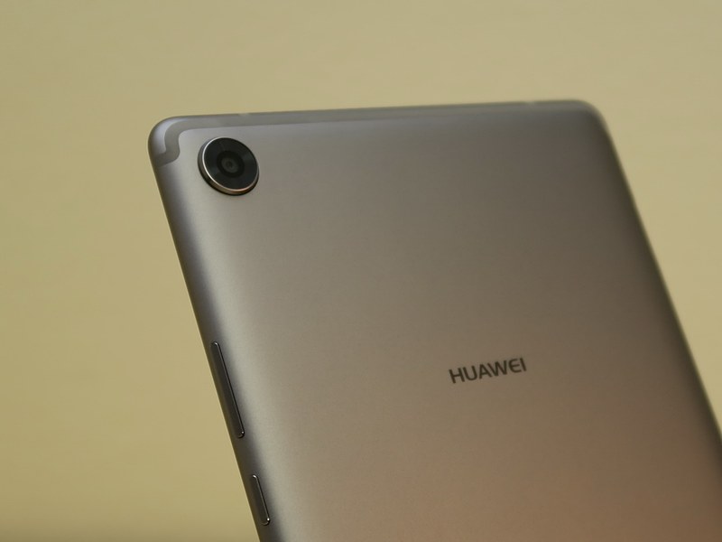 背面の左上の角に13MPカメラを内蔵する。タブレットとしては明るいF2.2のレンズを組み合わせる