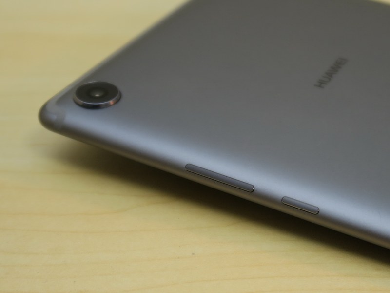 本体を縦に持ったときの右側面（長辺側）に電源キーと音量キーを備える