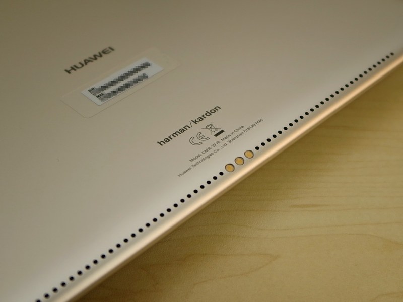 本体の下部の背面側には外付けキーボードの端子が備えられているが、国内のコンシューマ向けには販売されない