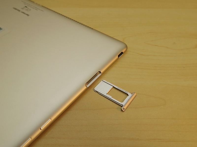 Wi-Fiモデルのため、SIMカードは装着できないが、同様のトレイにmicroSDメモリーカードを装着できるしくみを採用