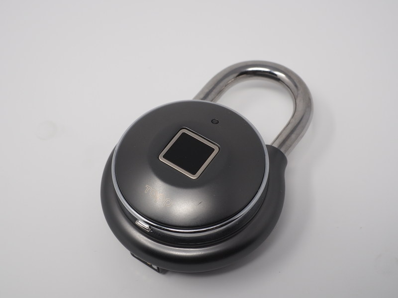 スマート南京錠「Tapplock one」。本体サイズは幅約56mm×奥行き34mm×高さ86mm