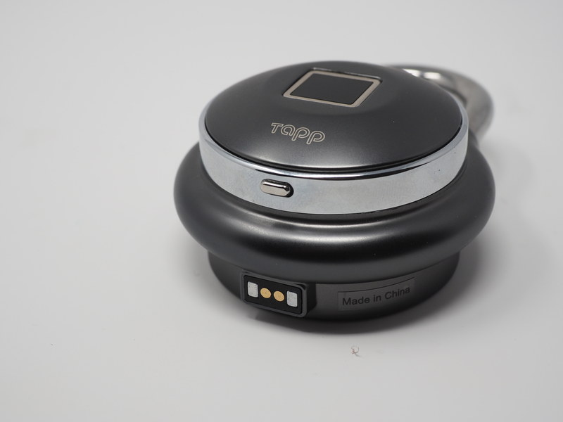 本体底部に電源やペアリングなどを行うボタンを配置。下は充電用の端子