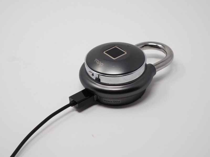 付属のケーブルで充電。頻度が低いだけに無くさないようにしたい