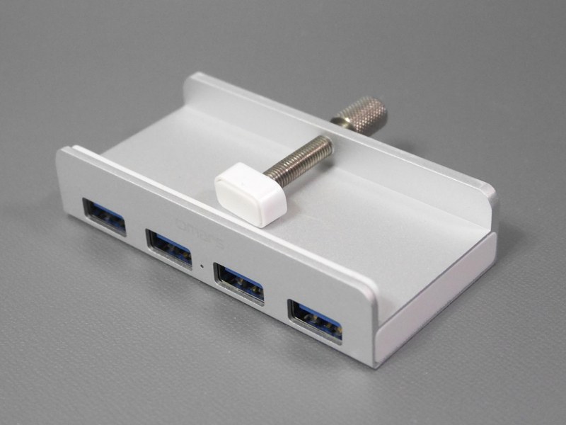 USB 3.0×4ポート仕様。クランプ構造でディスプレイやデスクなどに挟み込んで使えるのが特徴だ