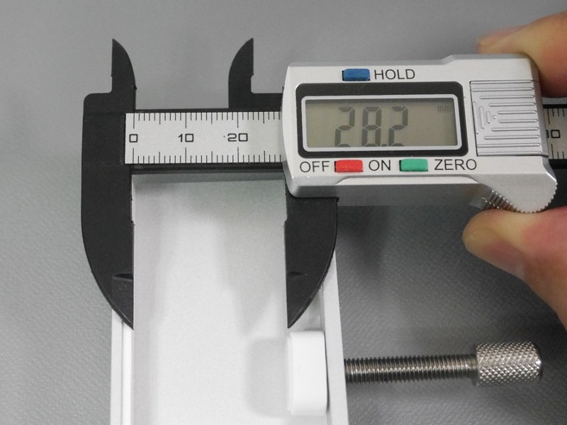 最大で28.2mm（筆者実測）の厚みに挟み込める。ディスプレイだけでなくデスクへの取り付けも可能だ