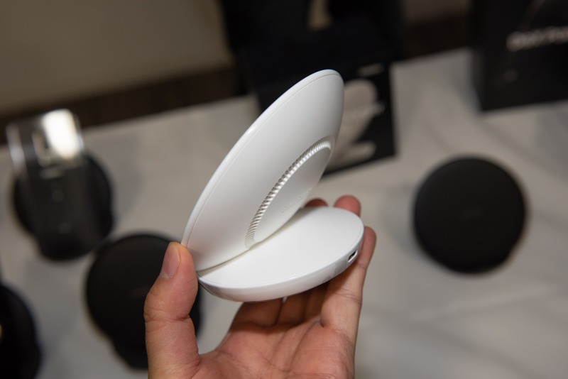 キャンペーンでプレゼントされるワイヤレスチャージャー