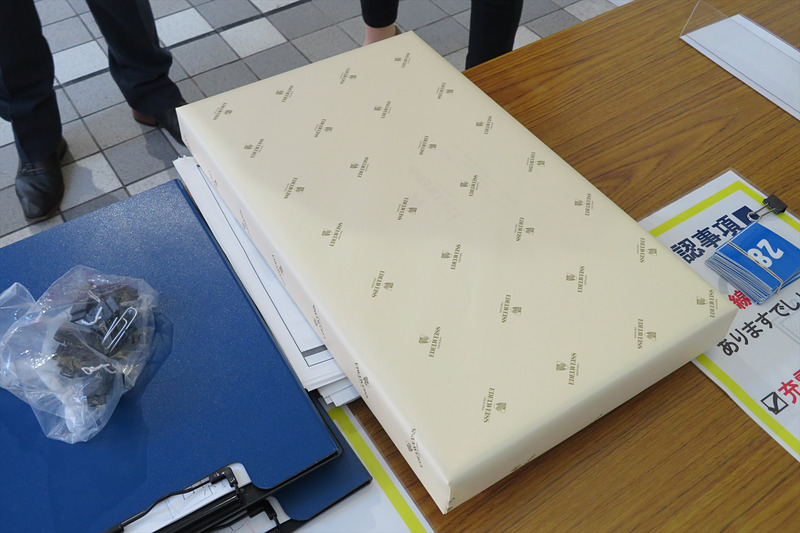 菓子折りを持って感謝の意を伝えに会場を再訪する来場者も