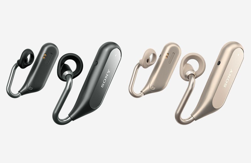 ソニーモバイル「Xperia Ear Duo（XEA20）」。Bluetooth接続の左右分離タイプ・ステレオヘッドセットで、音楽聴取や通話などに利用できます。耳穴に当たる部分には外音が直接聞こえる穴があいていて、音楽などと外音がミックスされて聞こえます。音楽などと周囲の環境音を同時に聞くことができるというわけです。カラーはブラックとゴールドがあります。バッテリー内蔵充電器になるケース付き。