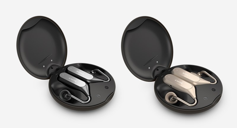 ソニーモバイル「Xperia Ear Duo（XEA20）」。Bluetooth接続の左右分離タイプ・ステレオヘッドセットで、音楽聴取や通話などに利用できます。耳穴に当たる部分には外音が直接聞こえる穴があいていて、音楽などと外音がミックスされて聞こえます。音楽などと周囲の環境音を同時に聞くことができるというわけです。カラーはブラックとゴールドがあります。バッテリー内蔵充電器になるケース付き。