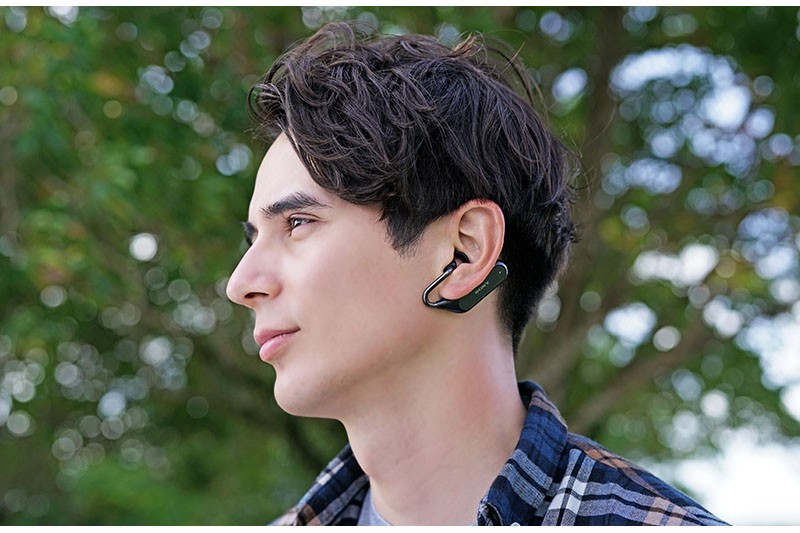 左写真のように、耳の下側に掛けて使います。重量が分散されるため、自然な装着感があり、やや激しく動いても耳から落ちにくいフィット性があります。通常使用に加え、「音声による情報を受けるヘッドセット」として常時装着ができるほか、IPX2の防滴仕様なのでスポーツやアウトドアアクティビティにも向きます。