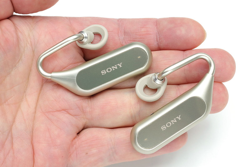 購入したXperia Ear Duoのカラーはゴールド。金というよりシャンパンゴールドという感じです。SONYロゴがある長い楕円の部分がタッチパッドで、ここをタップなどして操作できます。音を発生させる部分はタッチバッドがある側に内蔵され、導管を通して耳穴の近くに音を出すしくみ。