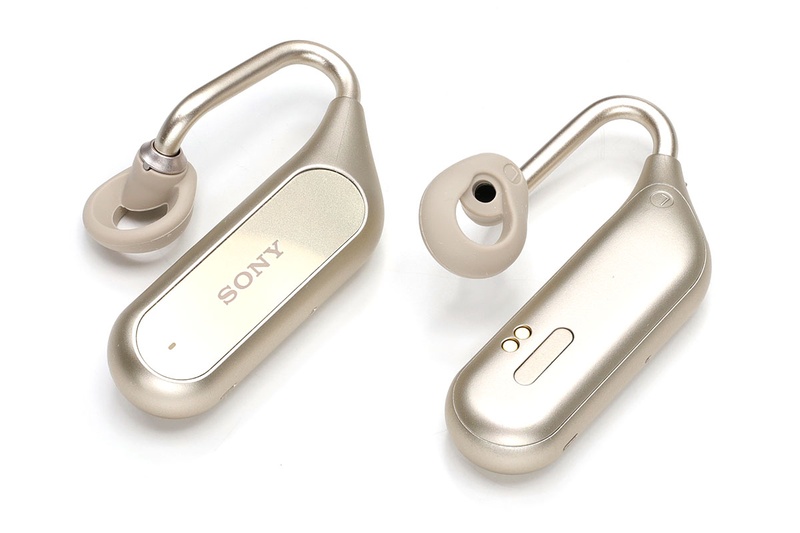 購入したXperia Ear Duoのカラーはゴールド。金というよりシャンパンゴールドという感じです。SONYロゴがある長い楕円の部分がタッチパッドで、ここをタップなどして操作できます。音を発生させる部分はタッチバッドがある側に内蔵され、導管を通して耳穴の近くに音を出すしくみ。