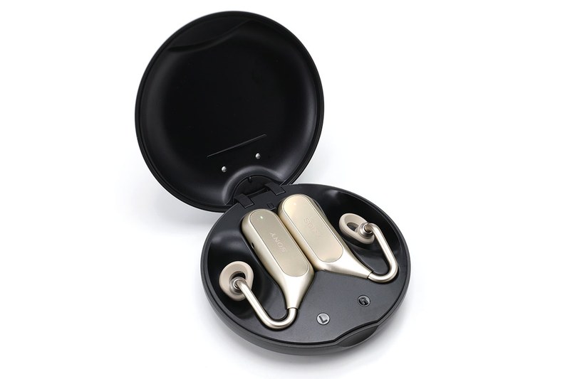 付属のケースは充電器を兼ねています。ケースをフル充電にすると、イヤホンを3回フル充電にできます。ケース自体はUSB充電（コネクタはUSB Type-C）。イヤホンはケースにマグネットで吸着されるかたちで収まります。フタはバネ式で、不意には開きにくい開閉感です。