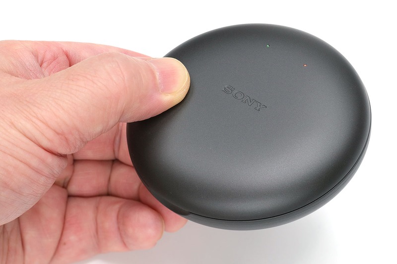 付属のケースは充電器を兼ねています。ケースをフル充電にすると、イヤホンを3回フル充電にできます。ケース自体はUSB充電（コネクタはUSB Type-C）。イヤホンはケースにマグネットで吸着されるかたちで収まります。フタはバネ式で、不意には開きにくい開閉感です。