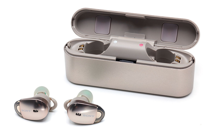 左から、WF-1000X、WF-SP700N、Xperia Ear Duo（XEA20）です。ソニーストア税別価格は、WF-1000Xが2万4880円、WF-SP700Nが2万2880円、Xperia Ear Duoが2万9880円。