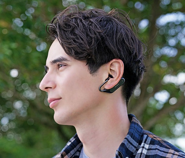 こんな感じで、両手を使って耳に装着します。最初はちょっと面倒ですが、慣れればわりとスムーズに。少し工夫すれば片手で装着することもできます。※図はXperia Ear Duo説明書より抜粋。