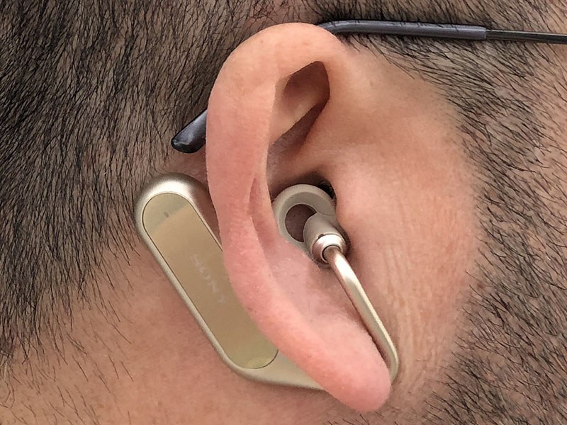 実際に装着した様子。前方から見ると、かなり目立ちにくいイヤホンであることがわかります。耳にかかる質量的な負担が分散されているためか、耳の一部だけにかかるような違和感がなく、長時間着けていても耳が痛くなりにくいと感じられます。