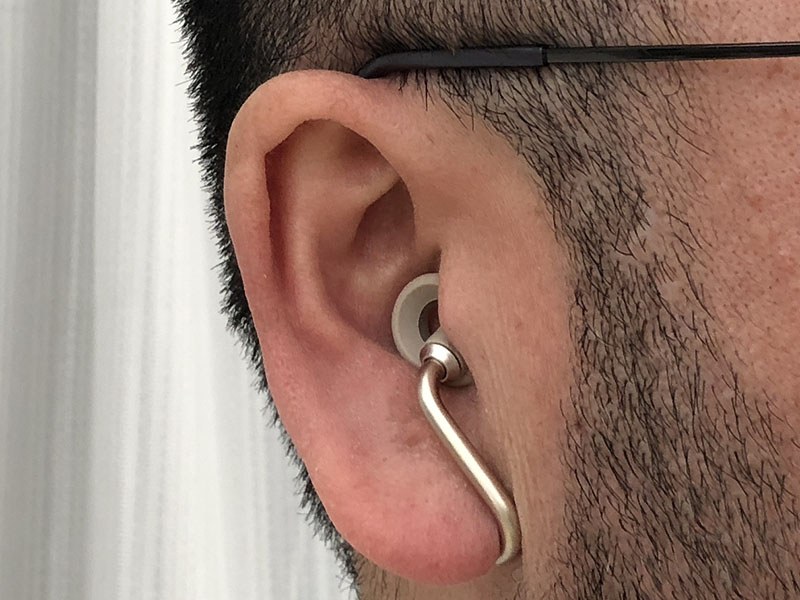 実際に装着した様子。前方から見ると、かなり目立ちにくいイヤホンであることがわかります。耳にかかる質量的な負担が分散されているためか、耳の一部だけにかかるような違和感がなく、長時間着けていても耳が痛くなりにくいと感じられます。