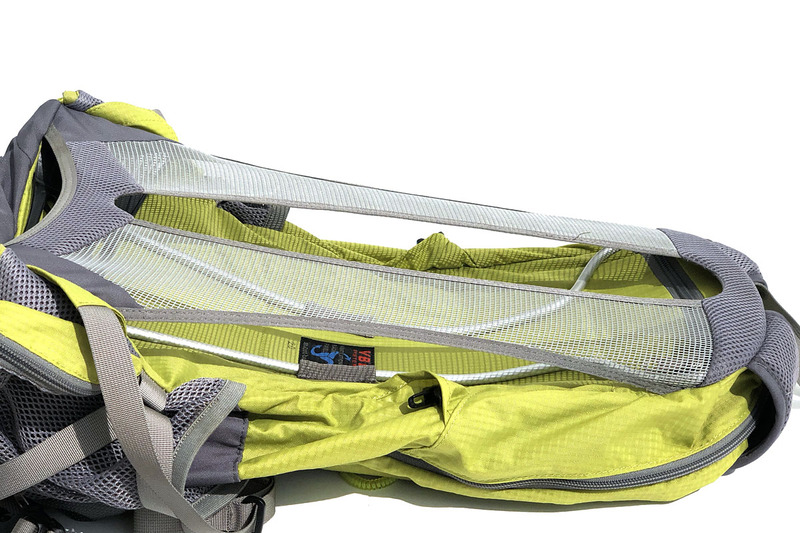 サイクールパック（旧型）の背面。メッシュのバンドがピンと張っていて、この部分が背中に密着します。バックパック背面は湾曲しています。メッシュとバックパック背面の間の空間にたっぷりの空気が流れ、背中の汗がよく乾いて涼しく背負えます。この機構を「V.B.P.（ベンチレーション・バックパネル）システム」と呼ぶそうです。