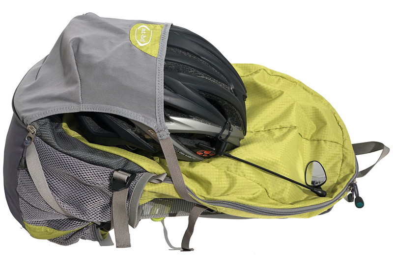 後ろ側には2箇所のループがあり、上はヘルメットのストラップ固定用、下はLEDライト装着用ですが、もちろん自由に使えます。下部の外側ファスナーポケットにはヘルメットホルダーが収納されていて、ヘルメットをバックパック後ろ側に固定可能。フリースなどの厚手の衣類を保持することもできます。