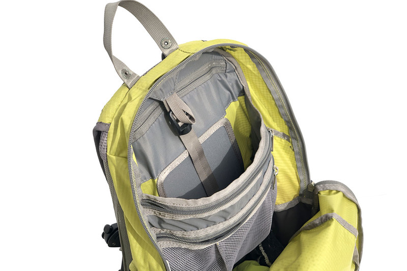 内側には大型ポケットと、小物収納向けの2つのファスナーポケットがあります。大型ポケットにはハイドレーションシステムのリザーバー（水袋）が入ります。2L程度までのリザーバーが入り、上にはリザーバーのフックを掛けるループも。リザーバーからのチューブを外に引き出すための穴もあります。
