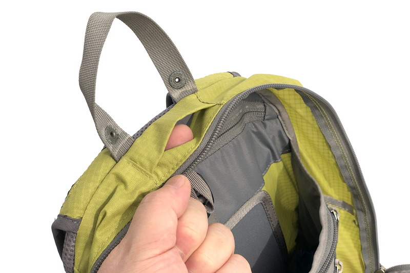 内側には大型ポケットと、小物収納向けの2つのファスナーポケットがあります。大型ポケットにはハイドレーションシステムのリザーバー（水袋）が入ります。2L程度までのリザーバーが入り、上にはリザーバーのフックを掛けるループも。リザーバーからのチューブを外に引き出すための穴もあります。