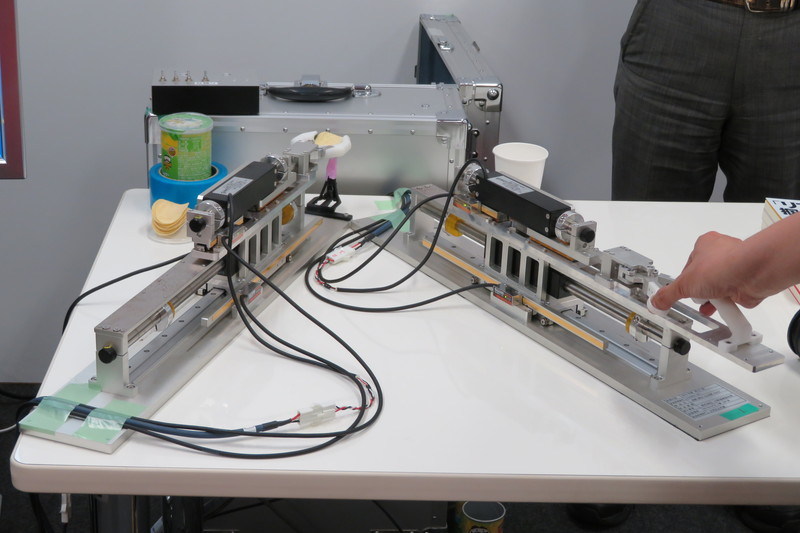 ポテトチップスの力触覚を双方向に伝達するデモ