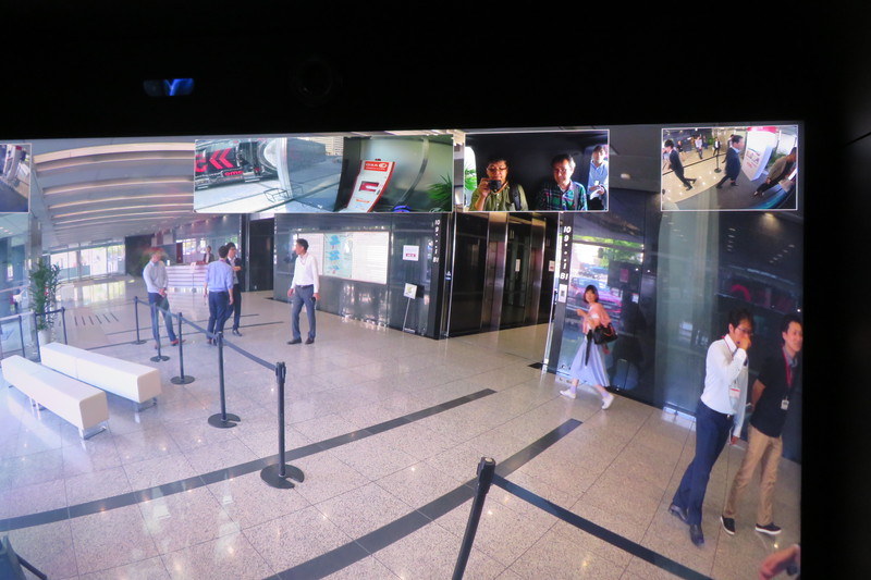 内部のディスプレイから見える車外の映像