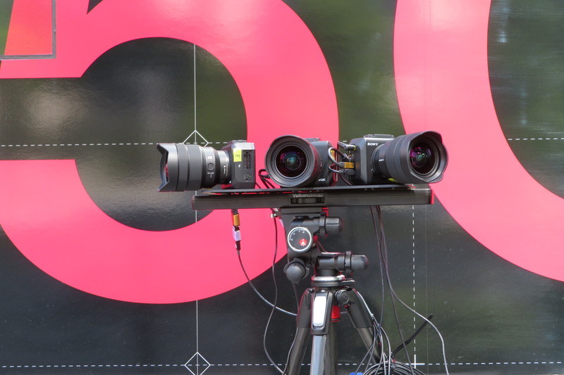 車外の様子を映し出すカメラ