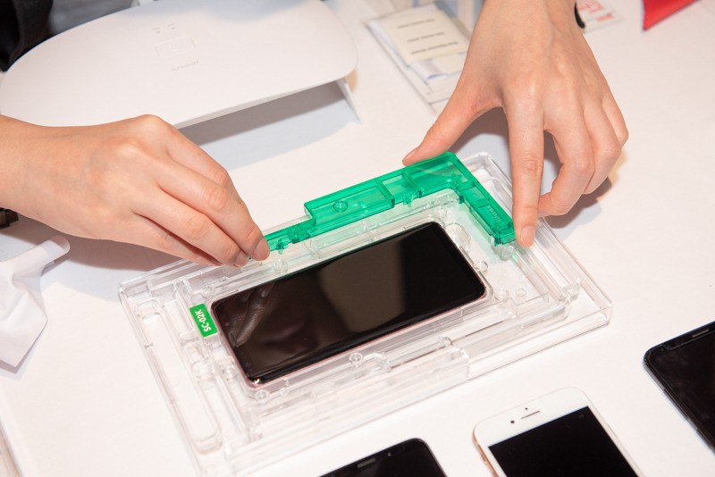 端末をドコモショップに用意されている専用器具にセット