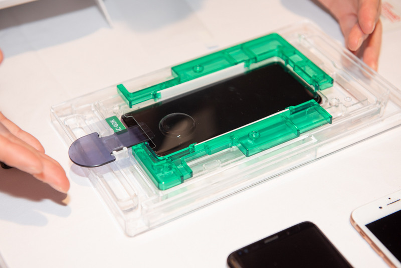 保護ガラスを液体シリコンの上に少しだけ乗せる