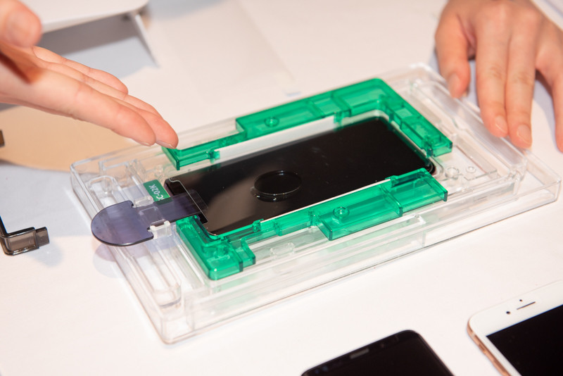 器具を傾け、液体を中央に移動させる