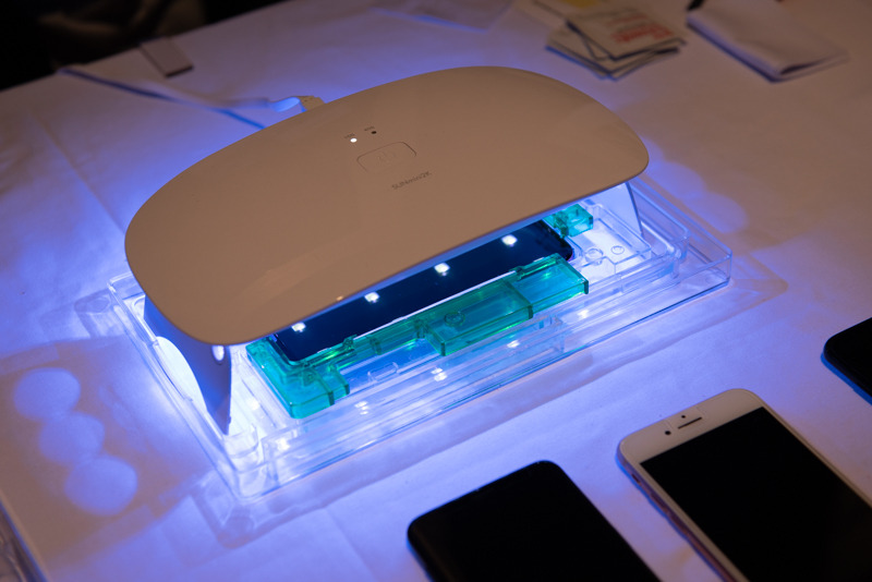 紫外線照射装置で硬化処理（仮止め）を行う