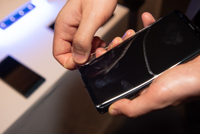 剥がしてもディスプレイ側には跡が残らない